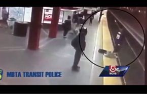 فيديو... هجوم ضابط شرطة على رجل بعد إنقاذ حياته !