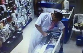 فيديو: شاب يسرق جوالاً من محل بمكة بعد إشغال صديقه للبائع