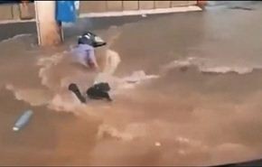 فيديو.. نجاة شاب من الفيضانات بأعجوبة