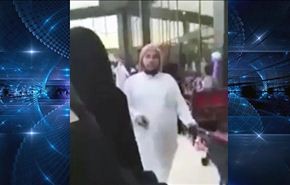 مغردون بالسعودية يتبادلون فيديو لمحتسب يعتدي على فتاة