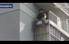 شاهد كيف انتهى مصير طفل يجلس على حافة شرفة