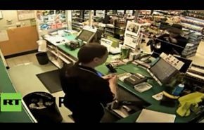 بالفيديو ... رجل يستعرض مواهبه في التنكر خلال عملية سرقة