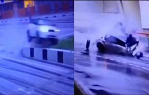 فيديو...ينجو بأعجوبة من حادث سقوط سیارة من ارتفاع 20 م