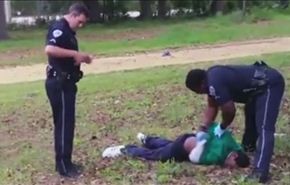 بالفيديو؛ شرطي أميركي يقتل رجلاً أسود بسبب مشادة كلامية!