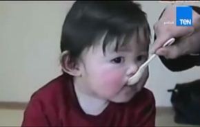 فيديو طريف.. ردة فعل طفل عند انتهاء طعامه