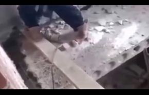 بالفيديو.. أغبى عامل بناء في العالم!