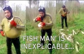 فيديو... صياد  يخزن الأسماك الحية في ملابسه
