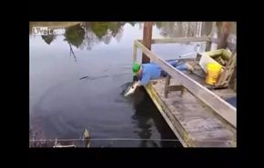 شاهد رجل يستخدم يده كصنارة لاصطياد سمكة ضخمة