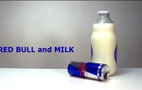 شاهد بالفيديو.. هذا ما سيحدث لو أضفت الحليب إلى مشروب الطاقة