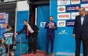 فيديو ... دراج مل من كلمة أردوغان فترك منصة التكريم