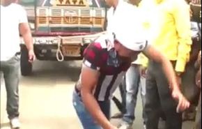 بالفيديو.. هندي يجر 3 شاحنات 