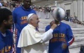 بالفيديو... بابا الفاتيكان يدير الكرة على إصبع واحدة!
