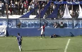 بالفيديو.. وفاة لاعب كرة قدم أرجنتيني