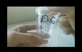 فيديو لشاب يستغل وقت الفراغ بعمل بارع بأكواب البلاستيك