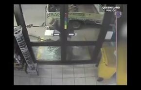 فيديو.. كيف حاول لص مغفل سرقة الصراف الآلي