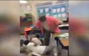 فيديو.. لمعلم يجلد التلاميذ بحزام بنطاله داخل الفصل