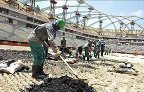 قطر توقف فريقا لبي بي سي لمتابعتهم احوال العمال المزرية