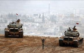 القوات التركية تنقل مركبات مدرعة إلى الحدود السورية