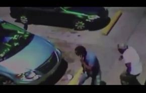 فيديو لرجل يتكلم بالهاتف اثناء تبادله إطلاق النار مع عصابة