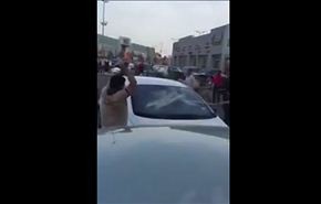 بالفيديو.. عمال يمنيون يحطمون سيارة سعودي بالدمام، والسبب؟