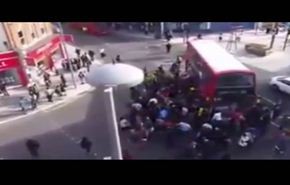 شاهد لحظة رفع عشرات الأشخاص حافلة سقطت فوق رجل