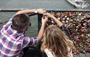 شهرداری پاریس  دخیل عاشقان را باطل کرد!+عکس