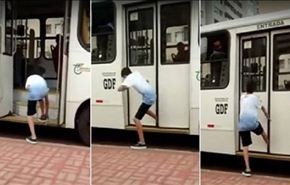 فيديو... كيف انتقم سائق حافلة من طفل مازحه؟