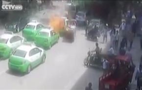 بالفيديو.. لحظة انفجار سيارة بالطريق بسبب الزحام