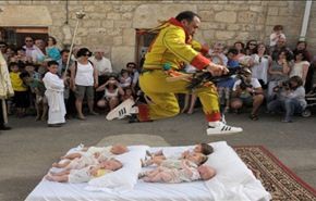 فيديو: مهرجان قفز الشياطين فوق الأطفال في إسبانيا