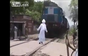 فيديو.. ما مصير عجوز متهور وقف في وجه قطار مسرع؟!