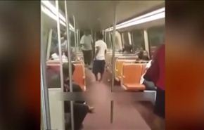 بالفيديو.. مشاجرة عنيفة بين رجلين على متن قطار