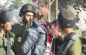 شاهد، جنود الاحتلال يعتدون بالضرب المبرح على فلسطيني