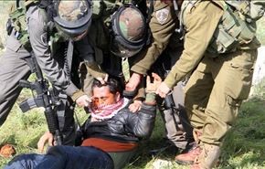 کتک زدن جوان فلسطین به خاطر یک اعتراض + فیلم