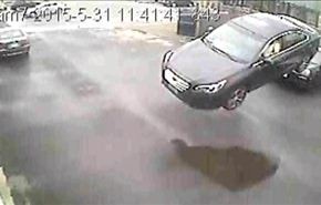 بالفيديو..سائق يطير بسيارته وينجو بأعجوبة من حادث مأساوي