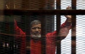 بالفيديو .. محمد مرسي يظهر بالبدلة الحمراء