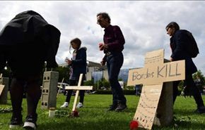 متظاهرون يحفرون قبورا في برلين دعما للمهاجرين