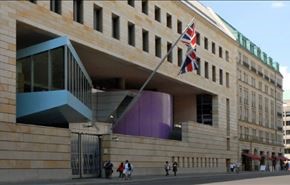 سفارت انگلیس برای مجری بازداشت‌شده غذا می‌برد!