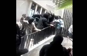 بالفيديو: نساء الغوطة الشرقية يهاجمن سجن دوما.. بدنا رجالنا!