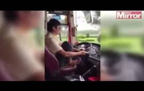 فيديو صادم لسائق يرتدي جواربه وحذاءه أثناء قيادته لحافلة