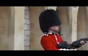فيديو: احد حرس ملكة بريطانيا يوجه سلاحه نحو سائح