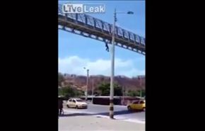 فيديو.. لحظة انتحار شاب من فوق جسر بكولومبيا