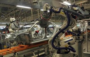 روبوت بمصنع سيارات بالمانيا يتحول الى 