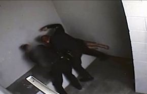 بالفيديو؛ شرطي اميركي عنيف يشبع محتجزا ضربا وركلا