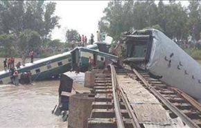 صور: سقوط قطار على متنه 300 شخص في النهر