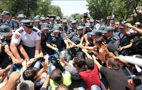 ارمينيا... المحتجون على سعر الكهرباء يحتشدون بوسط العاصمة