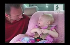 بالفيديو.. رد فعل أب على حديث طفلته غير المفهوم