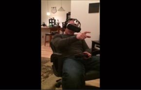 شاهد ردة فعل رجل أثناء لعبه ألعاب الواقع الافتراضي!