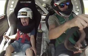 شاهد رد فعل طفل في حلبة سباق السيارات