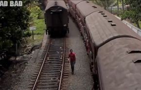 فيديو يحبس الانفاس لنجاة أشخاص من الدهس تحت عجلات القطارات