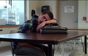 فيديو لمعلم ينفذ مقلبا في طالب نائم داخل الفصل